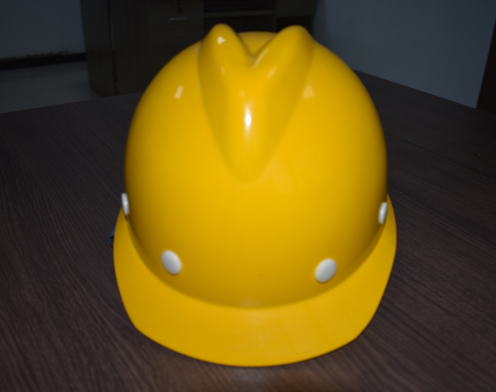 正確佩戴安全帽，關(guān)鍵時(shí)刻能保護(hù)我們的安全和生命。